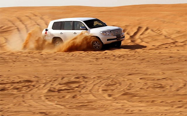 7. Lướt cát ở sa mạc. Nếu là một người ưa mạo hiểm, bạn chắc chắn không thể bỏ qua chuyến khám phá, chinh phục những cồn cát nóng bỏng của vùng sa mạc bên ngoài thành phố. Không chỉ trải nghiệm những cung đường vượt cát khắc nghiệt với cảm giác hồi hộp đến nghẹt thở, những lữ khách còn có thể mở tiệc thịt nướng BBQ trong lòng sa mạc khi màn đêm buông xuống.