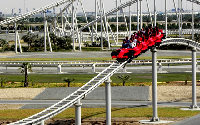 8. Lướt trên tàu siêu tốc nhanh nhất thế giới. Không ngạc nhiên khi Formula Rossa là điểm thu hút nhất tại Ferrari World, công viên giải trí trong nhà lớn nhất thế giới. Với tốc độ nhanh nhất thế giới 240km/h, hệ thống tàu lượn với 20 đường tàu cao tốc trên không chạy vòng quanh là điểm đến không thể bỏ lỡ đối với những ai đam mê tốc độ và mạo hiểm.