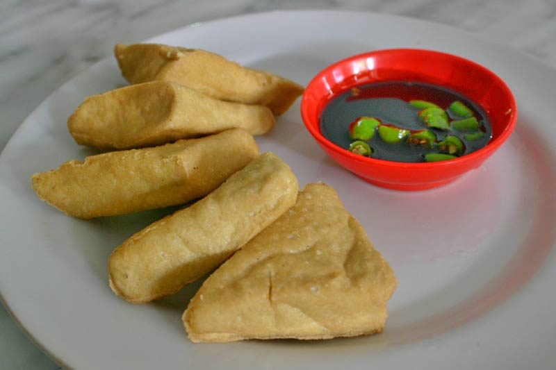 7. Tempeh. Tempeh là món bánh làm bằng đậu nành và bột gạo thường được chiên giòn và có màu xám đậm được bán trên thị trường dưới hình thức tươi hay đông lạnh. Ngoài Tempeh truyền thống, để phù hợp với khẩu vị của du khách, người bán cũng biến tấu món ăn này theo khẩu vị của người Tây phương như Tempeh Burgers, Tempeh với salad và cà chua…