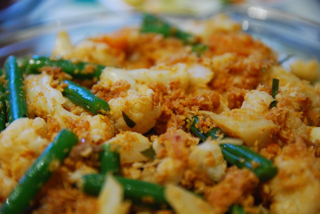 8. Urap Urap. Còn được biết đến với cái tên Urap Timum, Urap Urap được làm từ những loại rau rừng nhiệt đới xanh tươi trộn lẫn với dừa và ớt cay nạo sợi. Du khách có thể tìm thấy món ăn bổ dưỡng này ở bất cứ nhà hàng nào ở đảo Bali.