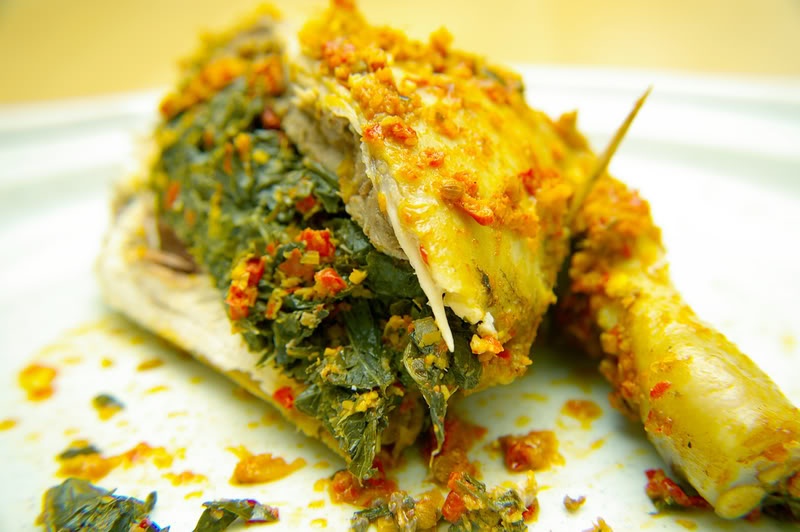 9. Bekek Betutu. Được so sánh như món “vịt quay Bắc Kinh” nổi tiếng của Trung Quốc, nhưng Bebek Betutu không phải là vịt quay mà là món vịt vừa hầm vừa rán. Vịt phải là loại vịt nuôi trên đồng ruộng, khoảng 6 tháng tuổi, làm sạch rồi đem hầm 10 tiếng đồng hồ sao cho xương vịt mềm ra mà không bị nhão. Sau đó vớt để ráo nước rồi đem rán giòn, ướp gia vị đặc biệt.