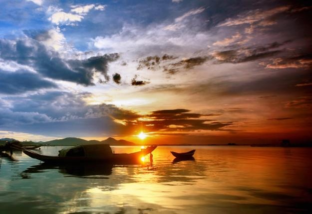 Điển hình trong số đó là bãi biển Vịnh Lăng Cô vốn đã rất nổi tiếng với du khách trong và ngoài nước, hay bãi biển Cảnh Dương – bãi tắm hoang sơ với khung cảnh thiên nhiên gần gũi. Ngoài ra còn có các bãi biển như Thuận An, Vinh Thanh, Hàm Rồng … đều là những điểm du lịch thu hút mà bạn không nên bỏ qua. Ảnh: Vtv4.