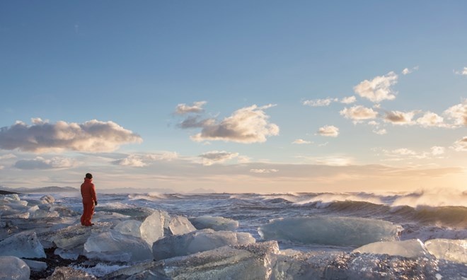 Vatnajokull, Iceland: Iceland là một trong những đất nước đẹp nhất của châu Âu, và công viên quốc gia Vatnajokull là một trong những địa điểm leo núi băng hấp dẫn nhất của quốc gia này. Vatnajokull là cánh đồng băng lớn nhất Iceland và khách thăm quan có thể leo núi và cắm trại, cũng như khám phá các hang động trong sông băng