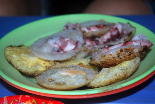 Bánh căn nhân mực - đặc sản ẩm thực Nha Trang. Ảnh: Dulichcauvong.