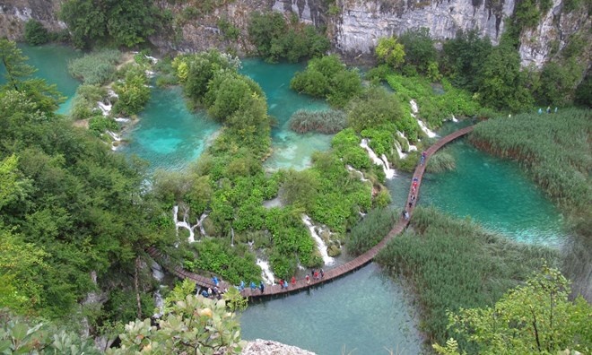 Hồ Plitvice, Croatia: Khu vực này là một trong những địa điểm tự nhiên được lọt vào danh sách di sản thế giới của UNESCO và có 16 con hồ và thác nước xanh biếc ngay cả khi thời tiết nhiều mây, và bao quanh bởi rừng cây xanh tự nhiên.