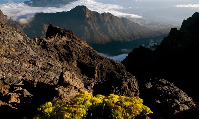 Caldera de Taburiente, Canary Islands: Công viên quốc gia Taburiente nằm trên đảo La Palma là một vùng lòng chảo với những vách đá cao 1.000m, những con đường mòn có với những khung cảnh hùng vĩ và rất vắng vẻ vào một số mùa. Du khách nên thăm quan Marcos y Cordero, một hệ thống đường bên trong lòng núi, và Ruta de los Volcanes, nơi bạn có thể hiểu thêm về lịch sử của hệ thống núi lửa trên đảo.