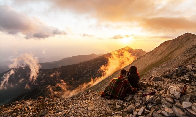Pirin, Bulgaria: Công viên quốc gia Pirin nằm ở phía Nam Bulgaria, nổi tiếng với những đỉnh núi nhọn cao lên đến 300m, cảnh hồ trong lành và đời sống hoang dã đa dạng. Trong chuyến đi thăm công viên quốc gia này, nơi bắt đầu lý tưởng nhất sẽ là Dobrinishte, một thị trấn yên bình gần Bansko, còn nơi kết thúc sẽ là thị trấn Melnik, gần tu viện Rozhen, toàn bộ nằm ở phía tây nam Bulgaria.