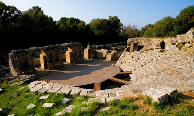 Butrint, Albania: Công viên Butrint ở Albania là nơi vẫn còn ít người nhưng lại là nhà của rất nhiều những di tích lịch sử cổ đại. Nơi đây có những địa điểm khảo cổ học quan trọng của nền văn minh Hy Lạp, La Mã và đế chế Ottoman còn sót lại và được coi là một “mô hình thu nhỏ của lịch sử Albania”.