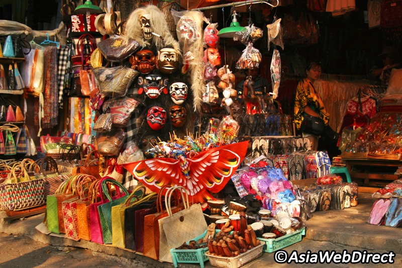 Mặc dù trở thành một điểm đến thu hút khách du lịch, đền Tanah Lot vẫn giữ vai trò quan trọng trong đời sống tâm linh của người Bali và là địa điểm thường xuyên tổ chức các nghi lễ. Khi ghé thăm đền vào dịp lễ hội, khách du lịch sẽ bắt gặp hình ảnh các nhóm phụ nữ mặc đồ nhiều màu đội chiếc rổ đồ cúng hoặc những người đàn ông trong trang phục trắng đi lên đền thờ hay chứng kiến các phong tục thờ cúng Hindu.