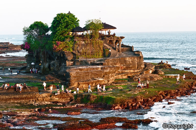1. Ngôi đền Tanah Lot  Được xây dựng trên đỉnh của một hòn đá khổng lồ bao quanh bởi biển, ngôi đền Tanah Lot là một trong những biểu tượng văn hóa và điểm du lịch nổi tiếng của Bali.
