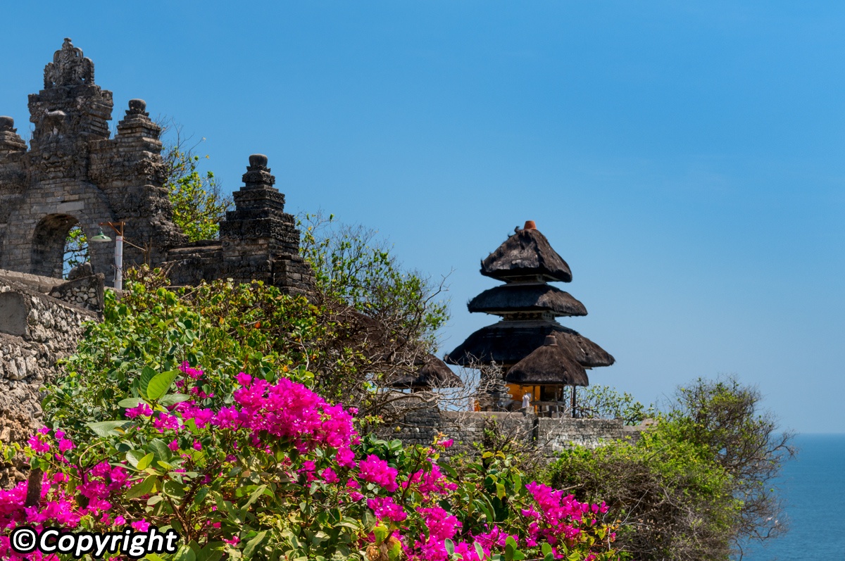 2. Ngôi đền Uluwatu  Nằm cách thị trấn trung tâm Kuta chừng 50km, đền Uluwatu là một trong những ngôi đền cổ xưa nhất ở Bali, nằm tọa lạc trên vách núi gồ ghề ven biển. Ngôi đền được chạm khắc từ đá san hô đen, nằm trên mỏm của vách đá cao 76 m, nhìn ra biển Java. Đây là một nơi hùng vĩ rất thích hợp để ngắm mặt trời lặn trên biển.