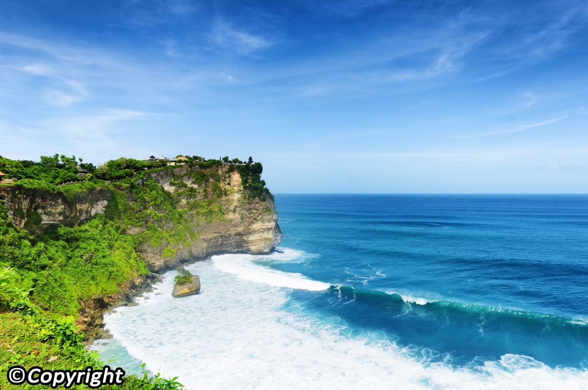 Uluwatu là một trong những ngôi đền cổ xưa nhất ở Bali, ngôi đền tọa lạc trên một vách núi gồ ghề ven biển. 