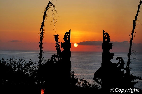 Được xây dựng từ thế kỷ XI, ngôi đền mang nét đặc trưng kiến trúc của Bali với các tầng mái lợp lá cọ đen nhánh chồng xếp lên nhau. Điều ấn tượng nhất mà bất cứ ai khi nhìn thấy đền Uluwatu cũng đều cảm thấy kinh ngạc đó chính là vị trí đắc địa chênh vênh giữa trời và đất, tạo cho nó một vẻ đẹp hùng vĩ, mê ảo, bồng bềnh giữa những tầng mây trên cao và những con sóng vỗ vào vách đá tung bọt trắng xóa dưới chân.