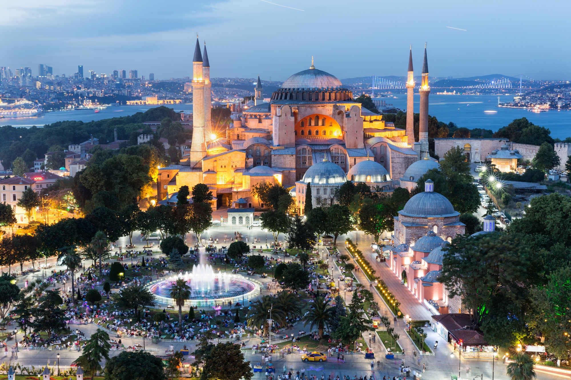 1. Istanbul, Thổ Nhĩ Kỳ  Chi phí rẻ hơn so với năm 2014 là 25%   Giá khách sạn trung bình: <abbr class=
