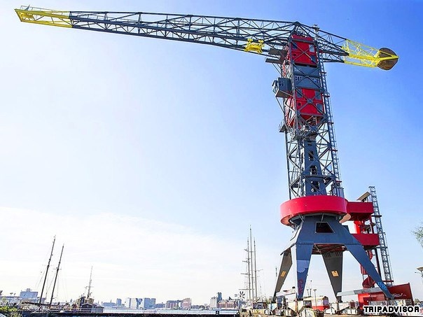 2. Faralda Crane Hotel, Amsterdam, Hà Lan. Một khách sạn khác của Amsterdam cũng nằm trong danh sách chính là khách sạn Faralda Crane. Vốn là một phần của nhà máy đóng tàu Amsterdam hoạt động từ năm 1894 đến 1979, cần cẩu cũ kỹ này được thiết kế lại trở thành khách sạn đặc biệt có một không hai. Các phòng nghỉ được thiết kế nằm trên độ cao 50 mét và chỉ có 3 phòng phục vụ khách du lịch.