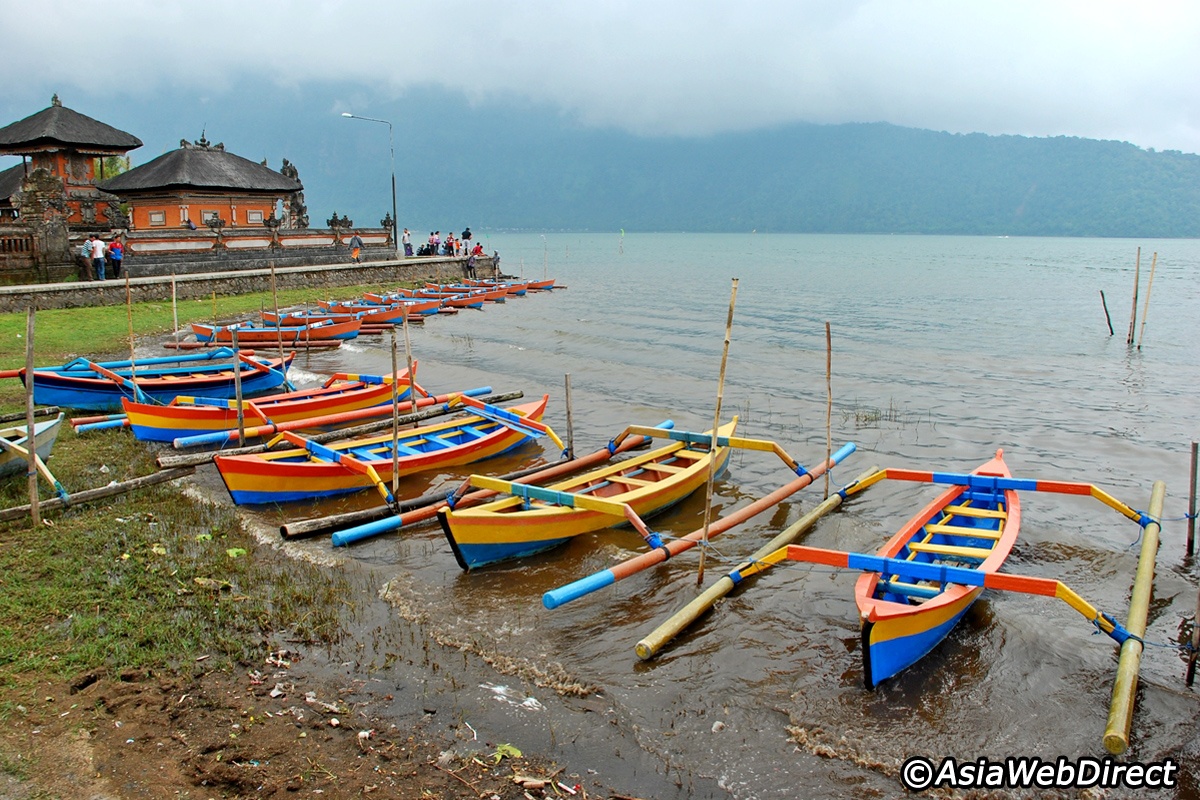 Du khách có thể thuê một chiếc thuyền nhỏ để khám phá các khu vực xung quanh đền. 