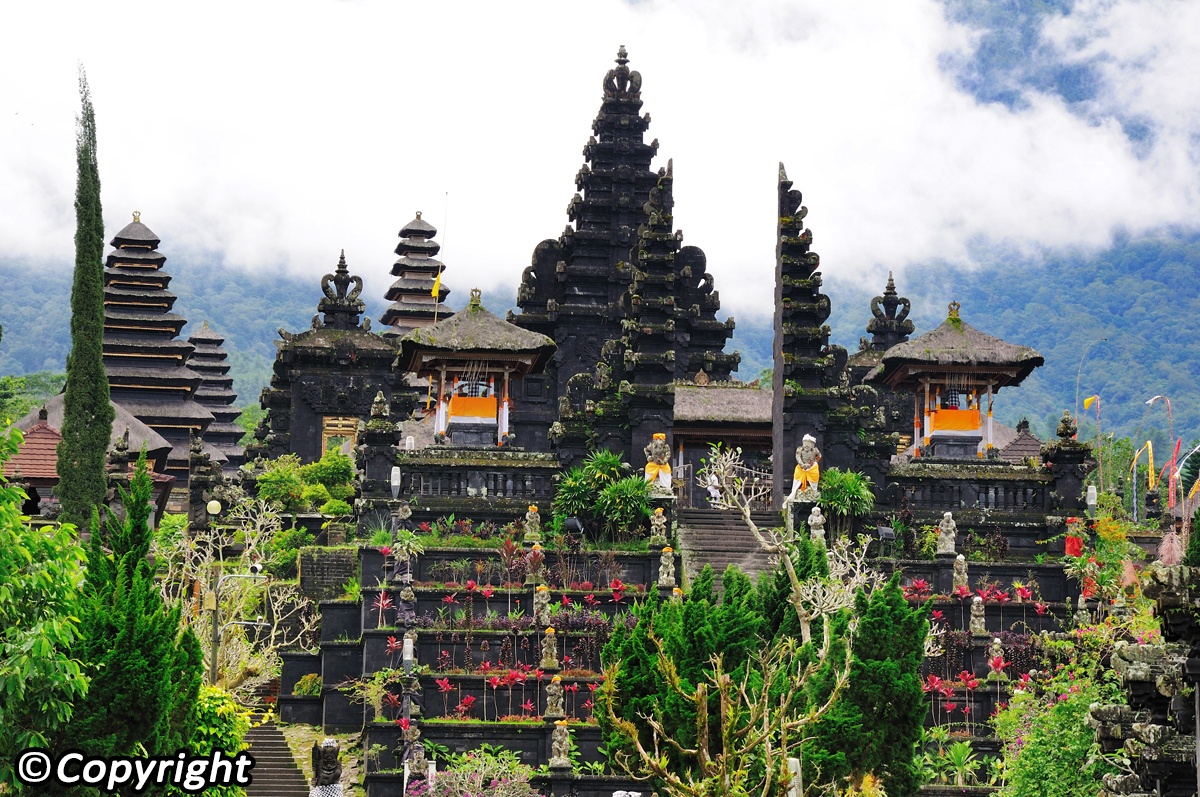 5 ngoi den an tuong can kham pha trong chuyen du lich Bali hinh anh