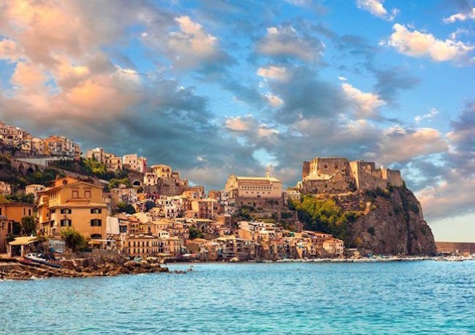 Trấn cổ Tropea nằm bên bờ bờ biển Tyrrhenian - Ảnh: Italythisway.