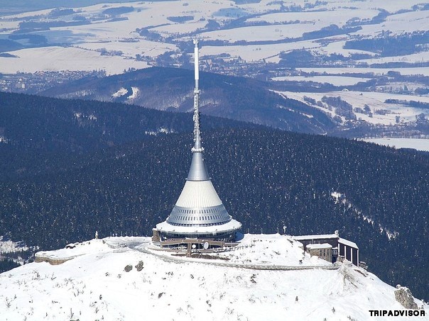 4. Jested, Séc. Xây dựng từ những năm 1960, khách sạn đặc biệt với thiết kế như những vật thể lạ trong các bộ phim khoa học viễn tưởng. Tọa lạc ở độ vào 1.012 mét trên mặt nước biển, từ khách sạn có thể nhìn thấy toàn cảnh vùng nông thôn đất nước Séc. 