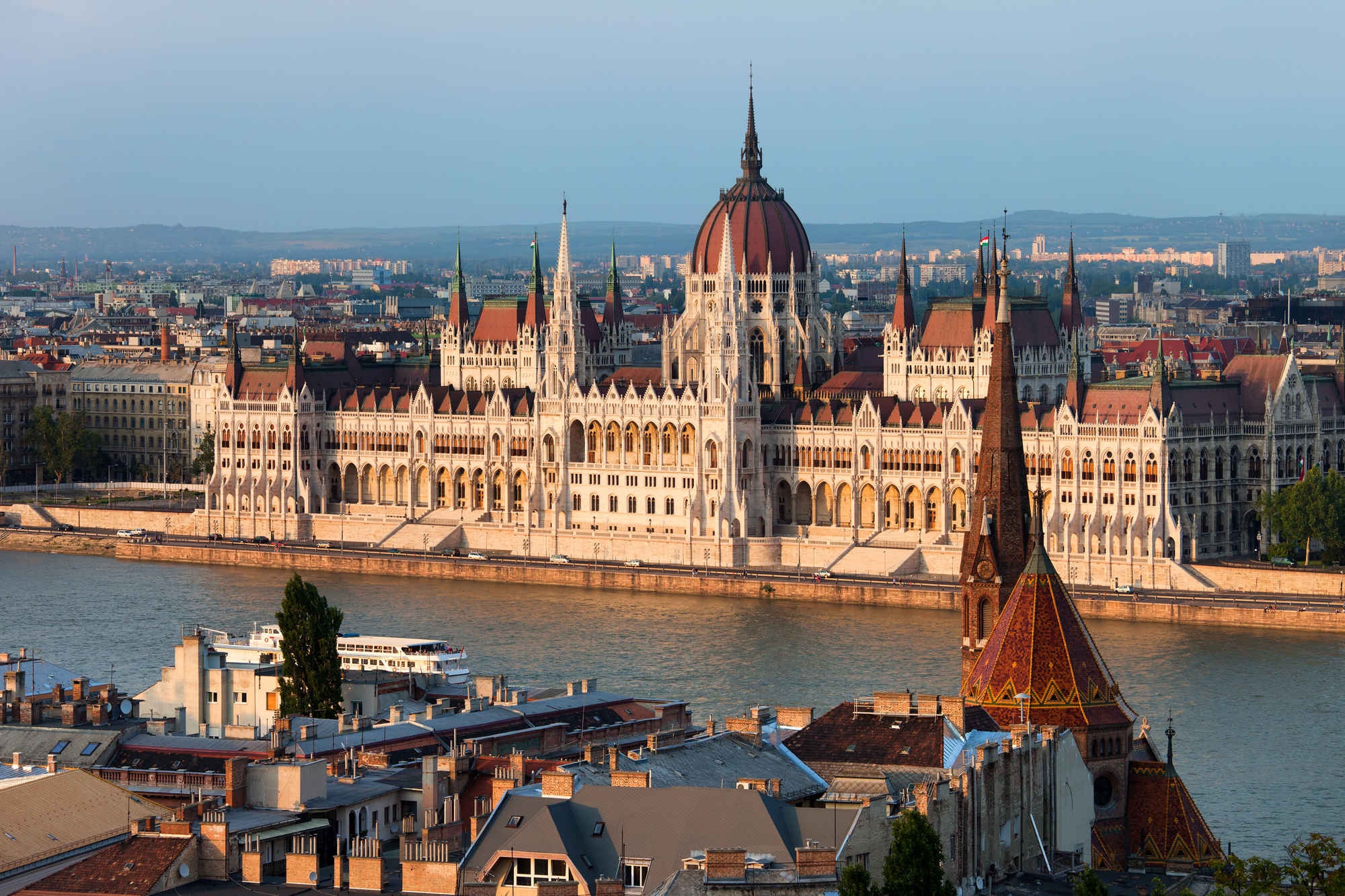 4. Budapest, Hungary  Chi phí rẻ hơn so với năm 2014 là 6%   Giá khách sạn trung bình: <abbr class=
