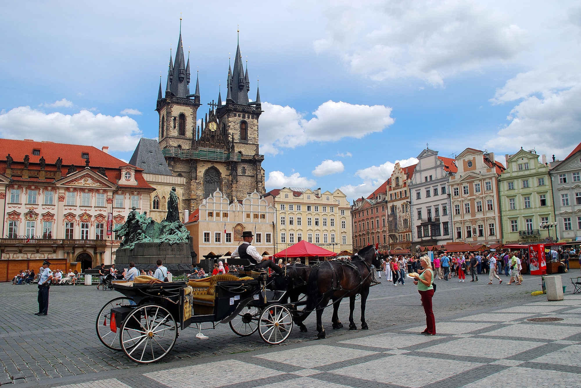 5. Prague, Cộng hòa Séc  Chi phí rẻ hơn so với năm 2014 là 11%   Giá khách sạn trung bình: <abbr class=
