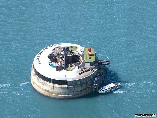 7. Spitbank Fort, Portsmouth, Anh. Khách sạn có vị trí đặc biệt nằm ngay giữa biển. Ban đầu nó là chiến hạm quân sự thời xưa, sau này đã được tu sửa thành khách sạn có tiện nghi với hồ bơi trên sân thượng và có cả phòng tắm hơi. Tuy nhiên, lạ lùng là khách sạn này bị đồn là có ma. 