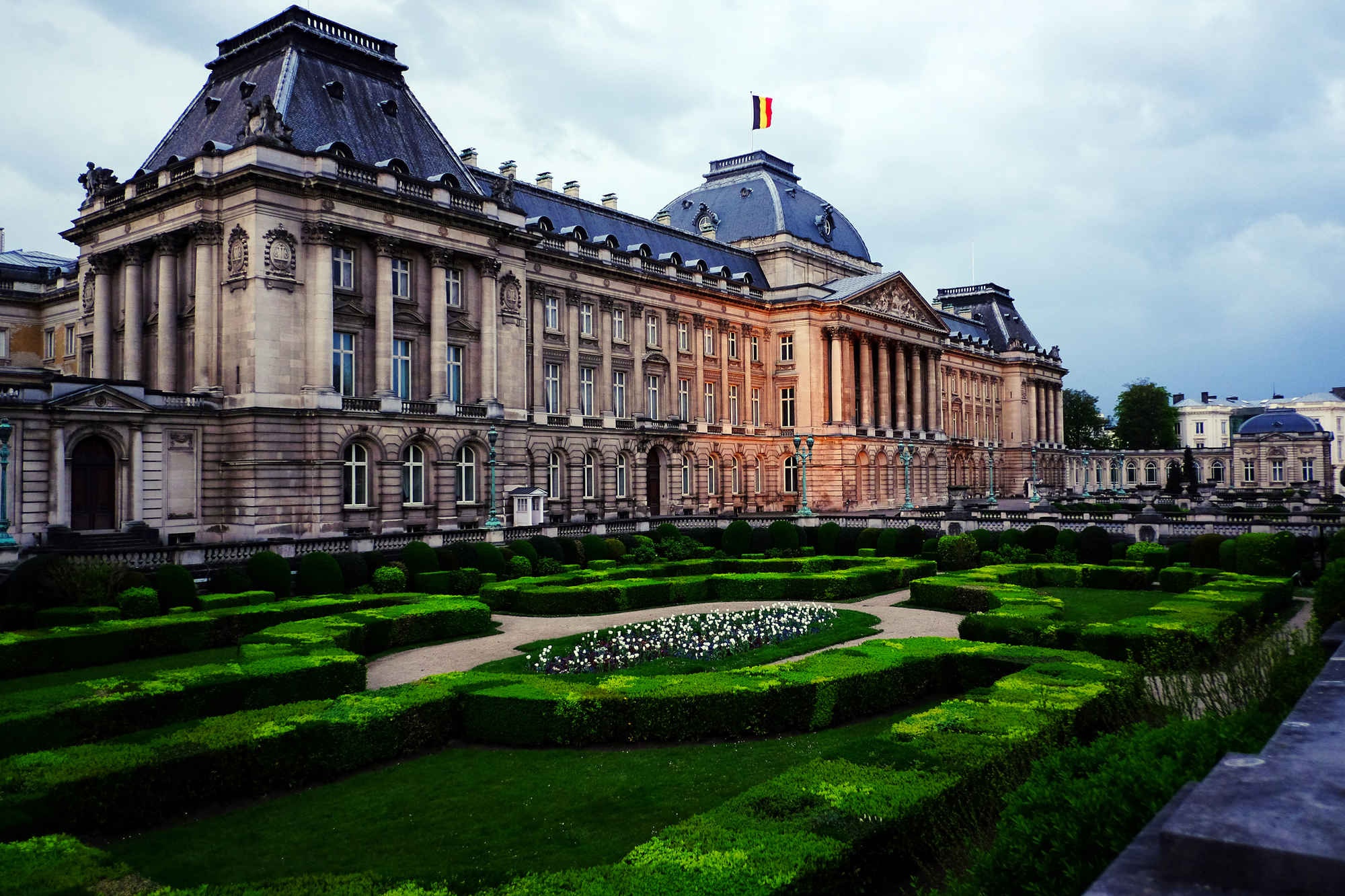 7. Brussels, Bỉ  Chi phí rẻ hơn so với năm 2014 là 14%  Giá khách sạn trung bình: <abbr class=