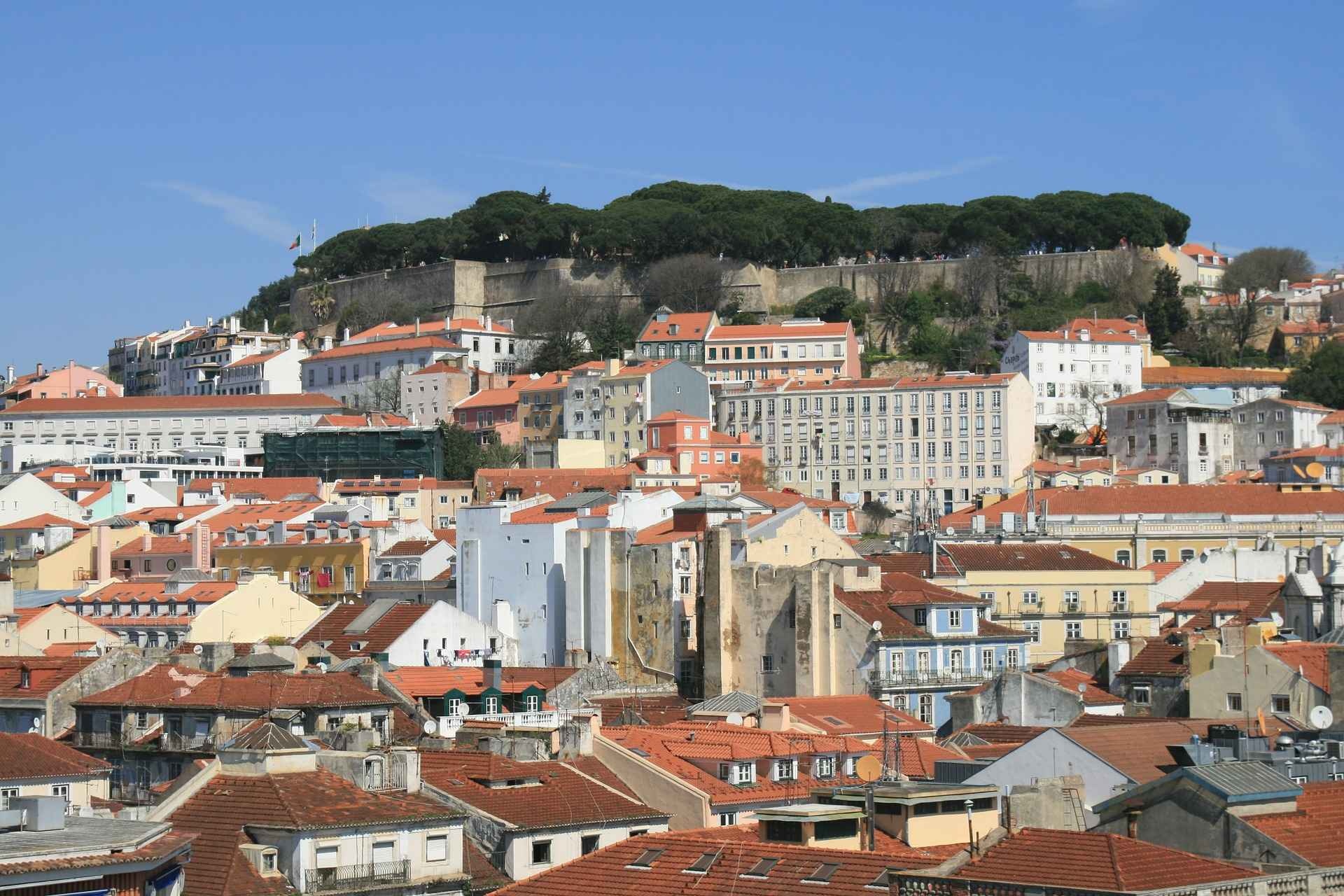 9. Lisbon, Bồ Đào Nha  Chi phí rẻ hơn so với năm 2014 là 1%   Giá khách sạn trung bình: <abbr class=