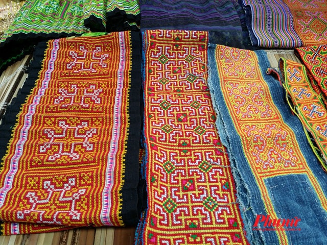 Chia tay chợ Cốc Ly bằng tour đi xuồng máy trên dòng sông Chảy khoảng 1 giờ 30 phút để khám phá núi non hùng vĩ của đất nước là một trải nghiệm không thể nào quên của du khách. Bạn nên gọi điện đặt xuồng trước khi rời chợ để không phải đợi chờ.