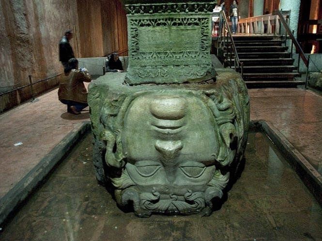 Hệ thống Basilica cao 8m được xây dựng từ thế kỷ thứ VI nhằm cấp nước cho lâu đài Topkapi. Dạo bước giữa 336 cây cột trong cảnh mờ tối ẩm ướt, ánh sáng lung linh và tiếng nhạc cổ điển réo rắt cùng với những giọt nước rơi tí tách luôn là một trải nghiệm khó tả.