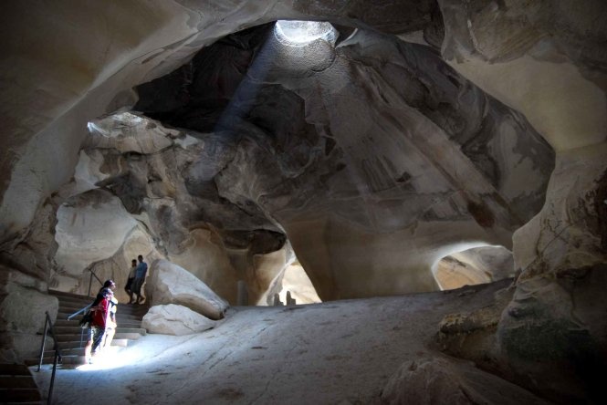 Các hang động nằm dưới thành phố cổ Maresha và Bet Guvrin vùng hạ Judea, tây nam Jerusalem, thuộc công viên quốc gia Beit Gruvin của Israel, được xem là 