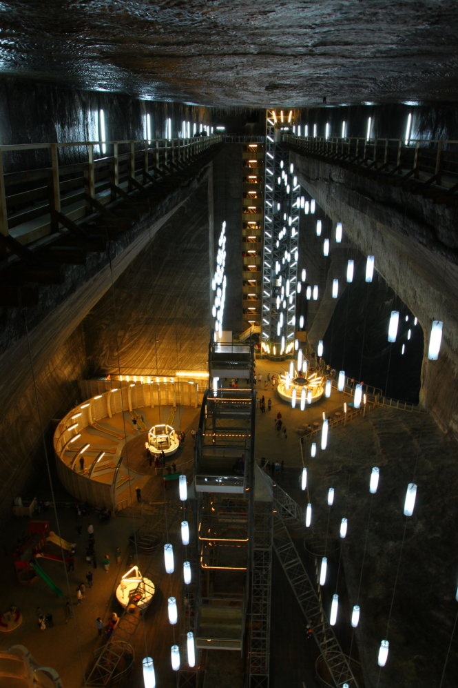 Mỏ muối Turda, Romania: Một trong những điểm tham quan hút khách ở vùng Transylvania thuộc Romania là mỏ muối Turda. Từ một mỏ muối khổng lồ bỏ hoang từ năm 1932, Turda trở thành một phức hợp giải trí và điểm đến du lịch sức khỏe ngầm nổi tiếng ngày nay.  Khi tham quan mỏ muối Turda, bạn sẽ được dạo thuyền trên hồ ngầm, khám phá khu mỏ, chiêm ngưỡng những măng đá được hình thành hơn 1000 năm trước bằng một xe chuyên dùng... Tất cả đều diễn ra dưới lòng đất.