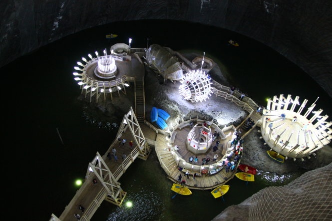 Đặc biệt hơn, không khí tinh khiết nơi đây còn có khả năng chữa trị các căn bệnh hô hấp của du khách qua liệu pháp muối.  Hiện tại, mỏ muối Turda là một công viên giải trí thực sự khi có thêm nhiều công trình như sân bóng, sân golf, các phòng tập thể thao, một giảng đường... ở độ sâu 120m dưới mặt đất!