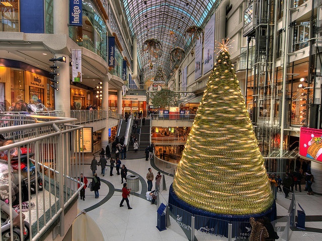 Khu phức hợp ngầm PATH, Canada: Theo Guinness, PATH ở thành phố Toronto (Canada) là khu phức hợp ngầm lớn nhất thế giới. Khi mới được xây dựng vào năm 1900, PATH chỉ là một đường hầm nối cửa hàng chính với phần phụ tại Trung tâm Eaton. 