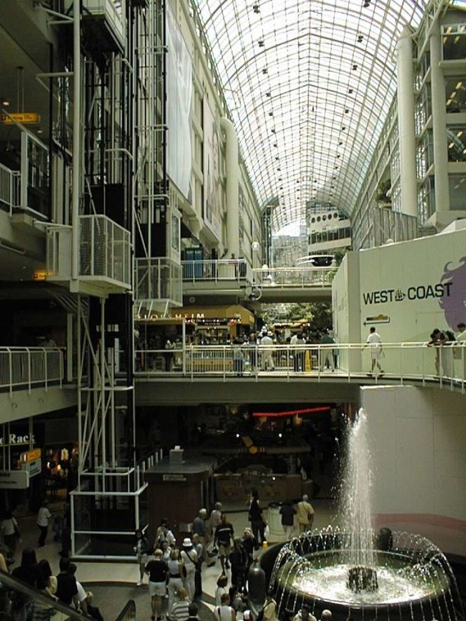 Giờ đây, khi đến PATH, du khách chắc hẳn phải lạc lối trong mê cung mua sắm và giải trí với 1.200 cửa hàng trải rộng đến 28km dưới mặt đất này!