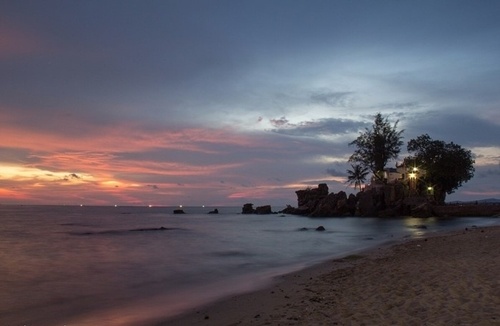 Ngắm nhìn hoàng hôn trên biển một cách trọn vẹn, dõi theo những tia nắng lấp lửng cuối ngày, cả thị trấn Dương Đông cũng nhẹ nhàng buông thả chậm rãi, những chiếc thuyền đánh cá cũng dần tập trung buôn neo như một thành phố nổi trên biển. Một khung cảnh nên thơ và thân thuộc đối với người dân nơi Nam đảo Phú Quốc.