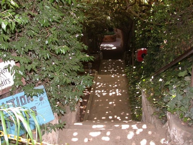 Trong hệ thống ngầm này là nhiều gian phòng dành cho nhiều mùa khác nhau trong năm, sân vườn, ao cá và một đường hầm dài 400m.  Tản bộ dưới những vòm đá chạm khắc và được mô phỏng theo các hầm mộ La Mã cổ đại, bạn sẽ hiểu được vì sao công trình ngầm này được lưu danh vào  danh sách di tích lịch sử của California!