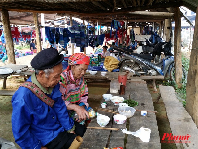 Có hai cách để đi Lào Cai trước khi đi xe tour lên chợ Cốc Ly. Đó là đi tàu du lịch và xe buýt theo lối cao tốc Nội Bài - Lào Cai. Từ Lào Cai bạn phải thuê xe tour riêng đi chợ Cốc Ly vì đây là 1 xã nhỏ nên không có xe buýt và các công ty lữ hành cũng không tổ chức ghép tour như đi chợ Bắc Hà. Giá của 1 xe 16 chỗ đón tại ga Lào Cai (và trả về) khoảng 1.400.000đ. Với xe 7 chỗ sẽ rẻ hơn 100.000đ.