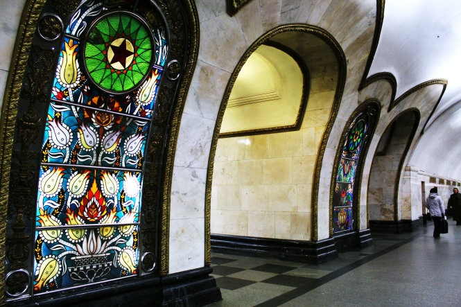 Các Komsomolskaya, Novoslobodskaya hay Kievskaya luôn được du khách tìm đến để được tận mắt nhìn những đèn chùm tinh xảo, những vật trang trí mạ vàng tuyệt đẹp, những tranh tượng, bích họa, kính màu từ thời Phục hưng... tạo nên cảnh trí rực rỡ cho trạm xe điện ngầm này.