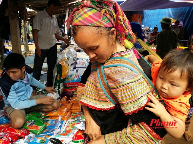 Với những người thích khám phá Cốc Ly bằng xe máy, đây cũng là một chọn lựa thú vị vào những ngày thời tiết đẹp. Bạn thuê xe tại ga Lào Cai, giá 150.000đ cho xe số và 200.000đ với xe tay ga. Giá thuê xe tại đây đắt hơn so với Sa Pa một chút. Lưu ý là bạn nên mang bằng lái xe và đầy đủ giấy tờ vì cảnh sát giao thông thường xuyên kiểm tra trên các đường liên tỉnh cũng như liên xã.