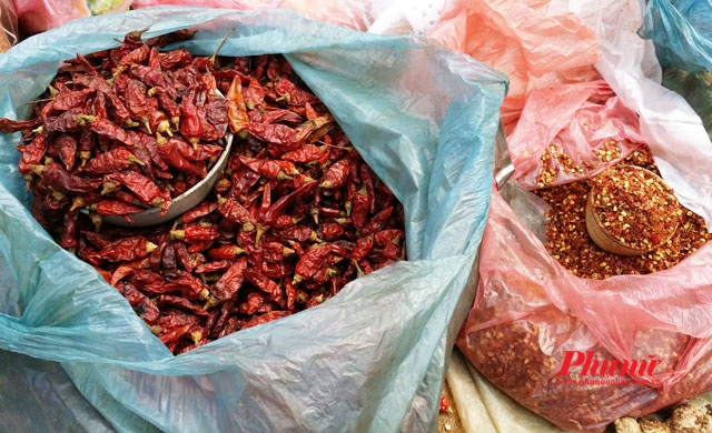 Tiếp tục đi sâu vào trong chợ bạn sẽ khám phá được những nét thú vị của một phiên chợ vùng cao, với những món ăn tuyệt ngon và những sản vật địa phương như mật ong, rau dớn, ớt..