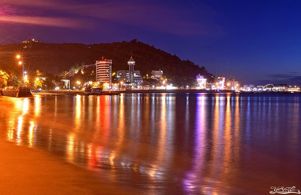 Tuy nhiên nếu du khách muốn nghỉ ngơi thư giãn yên tĩnh, tránh xa những trung tâm du lịch ồn ào, thì ở Vũng Tàu vẫn còn nhiều lựa chọn cho bạn. Những bãi biển đẹp mà hoang sơ, yên tĩnh ở Vũng Tàu còn rất nhiều như biển Vọng Nguyệt, biển Chí Linh, Bãi Rứa, Bãi Thủy Tiên, Bãi Chí Linh, biển Suối Ồ… Ngoài ra còn có biển Hồ Cốc nổi tiếng với bãi biển rộng là rất nhiều đá to nhỏ nằm rải rác hoặc thành từng cụm, hay Hồ Tràm với bãi tắm sạch sẽ và những khu resort sang trọng sẽ làm hài lòng du khách tham quan. Ảnh: Yeuvungtau.