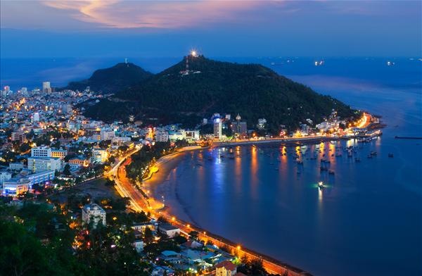 Thành phố Vũng Tàu. Vũng Tàu là một thành phố biển thuộc tỉnh Bà Rịa – Vũng Tàu ở miền Đông Nam Bộ của Việt Nam, cũng là trung tâm kinh tế, văn hóa, du lịch của tỉnh. Vũng Tàu từ lâu đã nổi tiếng là thành phố với nhiều bãi biển đẹp và dài, nước ấm quanh năm. Hai bãi biển được du khách ưa thích ghé thăm nhất là Bãi Trước và Bãi Sau, cả hai bãi biển đều khá đẹp và đặc biệt thu hút bởi nhiều dịch vụ vui chơi giải trí đi kèm. Ảnh: Dulichetv.