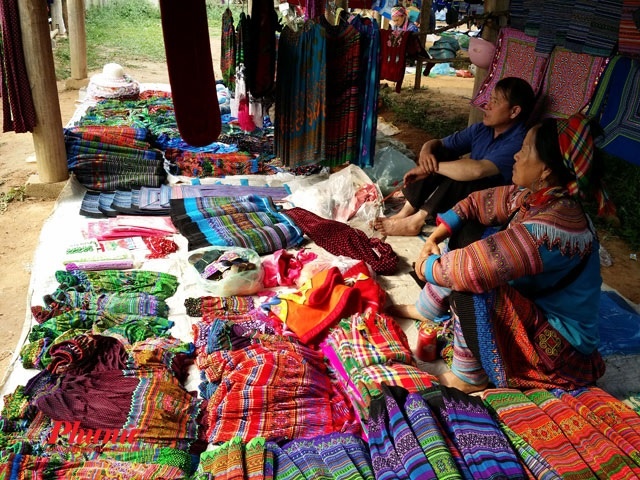 Ghe cho phien duoc khach nuoc ngoai yeu thich tai Lao Cai hinh anh