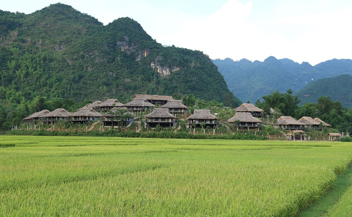 Mai Châu Ecolodge Resort, Mai Châu Hòa Bình. Đây là một khu nghỉ dưỡng sang trọng được bao quanh bởi nhiều ngọn núi hùng vĩ tuyệt đẹp của Mai Châu, đan xen là những đồng lúa xanh miên man. 