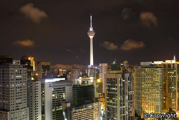 2. Tháp Menara Kuala Lumpur. Nằm ở khu trung tâm, tháp Menara Kuala Lumpur (KL Tower) cao 421 mét là nơi tốt nhất để có thể quan sát toàn thành phố từ trên cao 360 độ. Từ độ cao này du khách có thể dễ dàng phóng tầm mắt ngắm nhìn các tòa nhà cao tầng xung quanh. Ngoài ra, trong khuôn viên tòa tháp còn có nhà hàng xoay, cửa hàng lưu niệm và những quán cà phê cực kỳ phong cách.