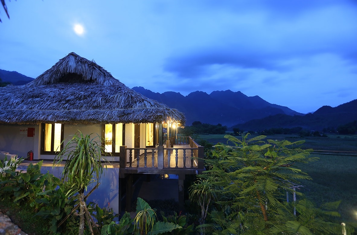 Ecolodge cung cấp cho du khách tới đây nhiều tiện nghi như wifi miễn phí, phòng nghỉ dưỡng cao cấp, nhà hàng, quán bar, bể bơi … với lối kiến trúc lấy ý tưởng của những ngôi nhà dân tộc Thái. Ngoài ra tại khu nghỉ dưỡng còn có những chương trình biểu diễn ca nhạc truyền thống, múa xòe, nhảy sạp, hoặc tham gia tự tay làm các món ẩm thực truyền thống.