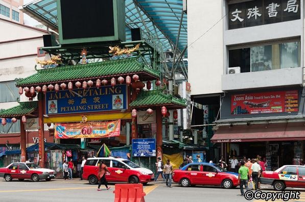 3. Khu Chinatown. Tọa lạc trên con phố Petaling ngay trung tâm thủ đô Kuala Lumpur, khu phố người Hoa ở đây luôn sôi động từ sáng tới khuya với rất nhiều quầy hàng bày bán. Người Hoa ở Malaysia khá đông đảo, do đó, khu Chinatown cũng vì thế mà trở nên rất đông đúc và sôi động.  Đặc biệt vào buổi tối, các quầy hàng trong chợ đêm sẽ bày gần như chật kín hai bên đường của con phố và du khách dù đã đi bộ cũng sẽ gặp nhiều khó khăn vì chật chội. Mặc dù các món đồ được bày bán ở đây có mức giá khá mềm, nhưng du khách vẫn được khuyên là nên mặc cả nhiệt tình khi mua hàng.