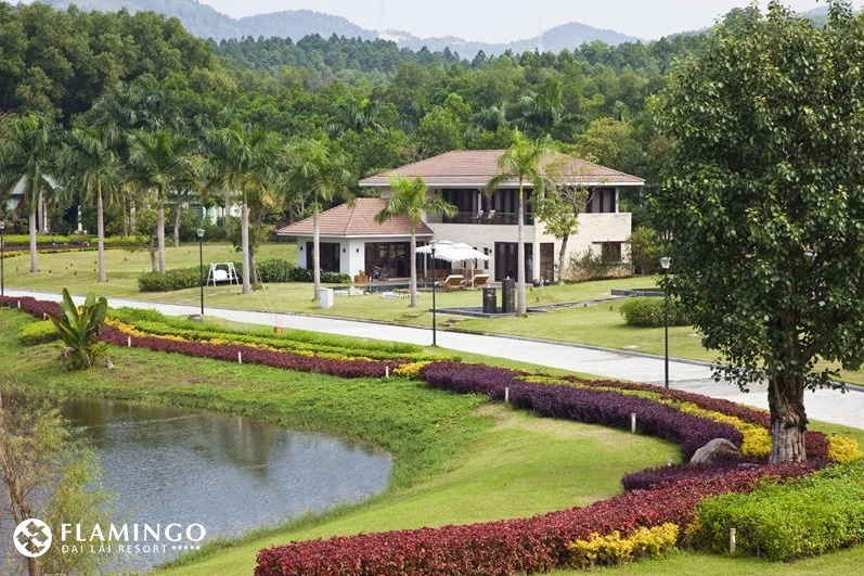 Du khách tới đây nghỉ dưỡng sẽ phải mất khá nhiều thời gian nếu muốn khám phá hết hệ sinh thái và những dịch vụ xa xỉ của Flamingo. Tại đây còn có nhiều hoạt động vui chơi giải trí thu hút, như sân gold tiêu chuẩn, chèo thuyền Kayak, hay thưởng thức những món ăn ẩm thực hấp dẫn do những đầu bếp chuyên nghiệp của Flamingo chế biến. Ảnh: Resortflamingodailai.