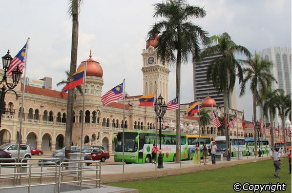 5. Tòa nhà Sultan Abdul Samad. Tòa nhà Sultan Abdul Samad tọa lạc ở quận Jalan Raja, được xây dựng vào năm 1897 do kiến trúc sư người Anh A.C Norman thiết kế. Sultan Abdul Samad được xây dựng dựa trên kiến trúc của các toà nhà ở một số quốc gia Hồi giáo. Trước kia, trong thời còn dưới chế độ thực dân, Sultan Abdul Samad được sử dụng làm văn phòng thư kí của Anh. 